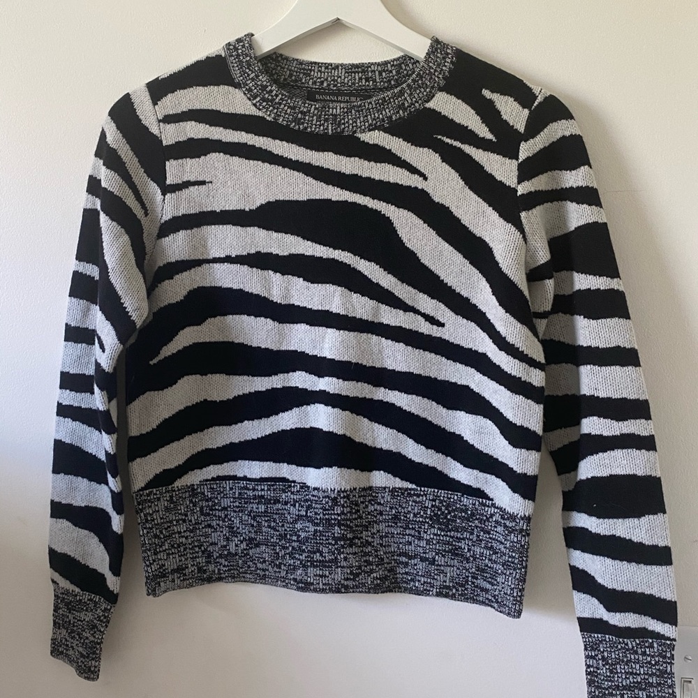 Banana Republic zebra stripped sweater XS petite